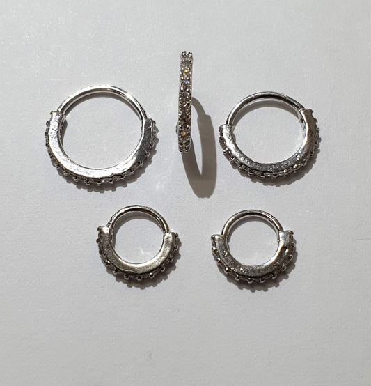 Forward Facing Crystals Twist Ring 1mm